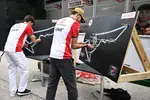 Foto zur News: Oliver Bearman (Haas) und Esteban Ocon (Haas)