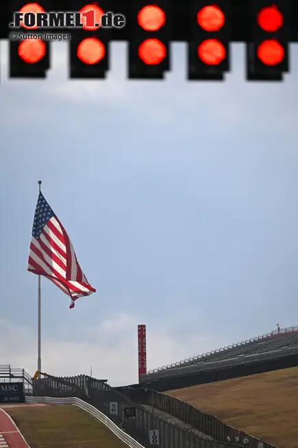 Foto zur News: Blick von Start und Ziel in Austin auf die USA-Flagge