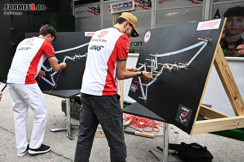Foto zur News: Oliver Bearman (Haas) und Esteban Ocon (Haas)
