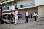 Foto zur News: Esteban Ocon (Haas) und Oliver Bearman (Haas)