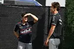 Foto zur News: Yuki Tsunoda (Red Bull) und George Russell (Mercedes)
