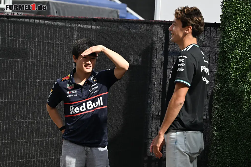 Foto zur News: Yuki Tsunoda (Red Bull) und George Russell (Mercedes)