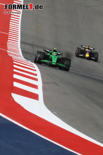 Foto zur News: Gabriel Bortoleto (Sauber) und Max Verstappen (Red Bull)