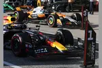 Foto zur News: Max Verstappen (Red Bull) und Oscar Piastri (McLaren)