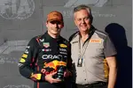 Foto zur News: Max Verstappen (Red Bull) mit Mario Isola (Pirelli)