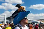 Foto zur News: Formel-1-Fan mit elegantem Hut