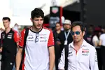 Foto zur News: Esteban Ocon (Haas) mit Ayao Komatsu