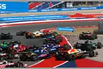 Foto zur News: Lando Norris (McLaren), Oscar Piastri (McLaren) und Mark Thompson