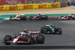 Foto zur News: Andrea Kimi Antonelli (Mercedes) und Oliver Bearman (Haas)