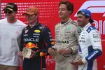 Foto zur News: Max Verstappen (Red Bull), George Russell (Mercedes) und Carlos Sainz (Williams)