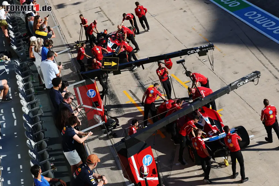 Foto zur News: Charles Leclerc (Ferrari) und Lewis Hamilton (Ferrari)