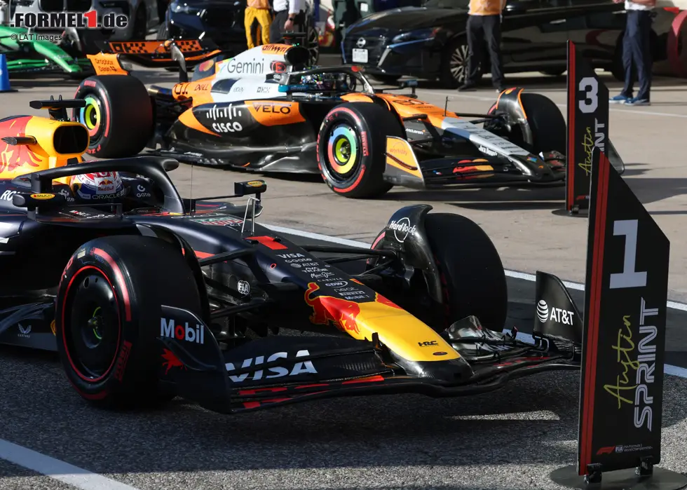 Foto zur News: Max Verstappen (Red Bull) und Oscar Piastri (McLaren)