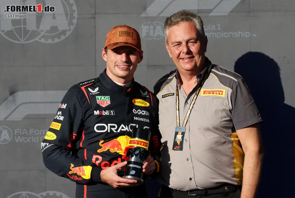 Foto zur News: Max Verstappen (Red Bull) mit Mario Isola (Pirelli)