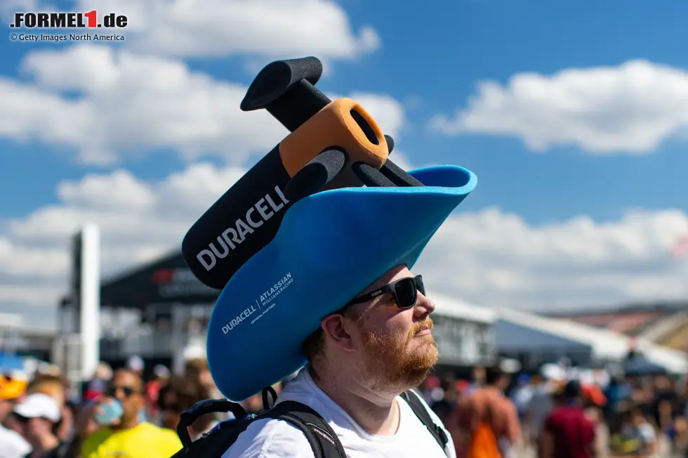 Foto zur News: Formel-1-Fan mit elegantem Hut
