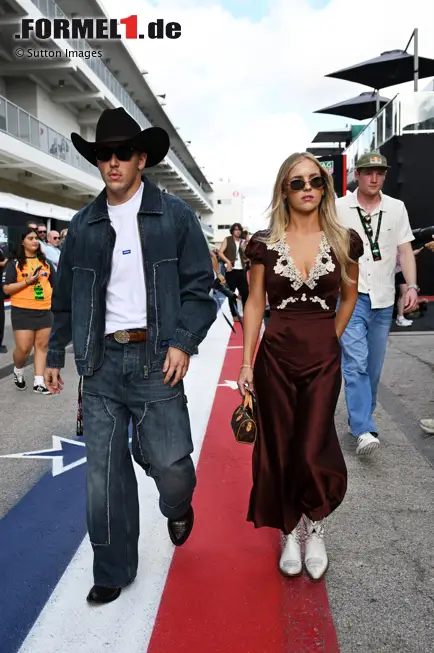 Foto zur News: Liam Lawson (Racing Bulls) mit Hannah St. John