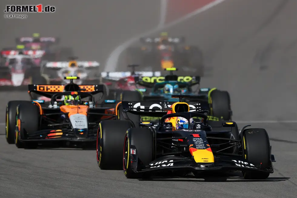 Foto zur News: Max Verstappen (Red Bull) und Lando Norris (McLaren)