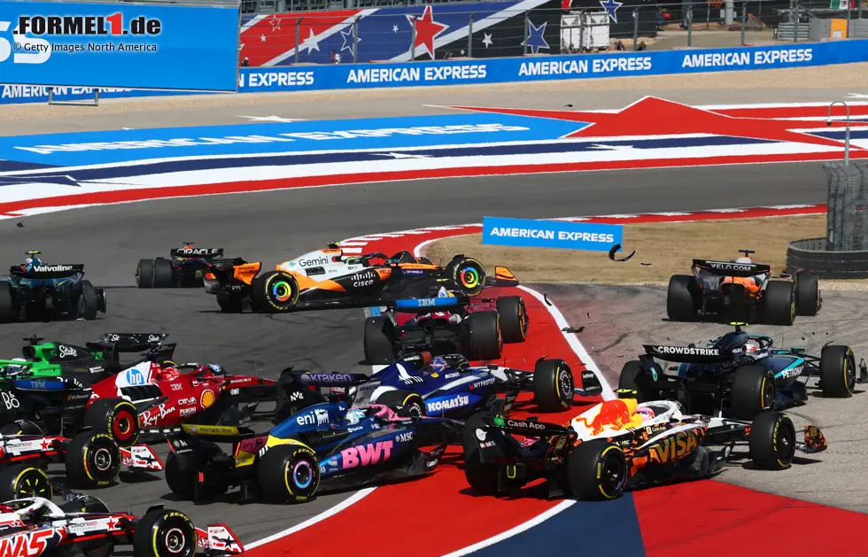 Foto zur News: Lando Norris (McLaren), Oscar Piastri (McLaren) und Mark Thompson