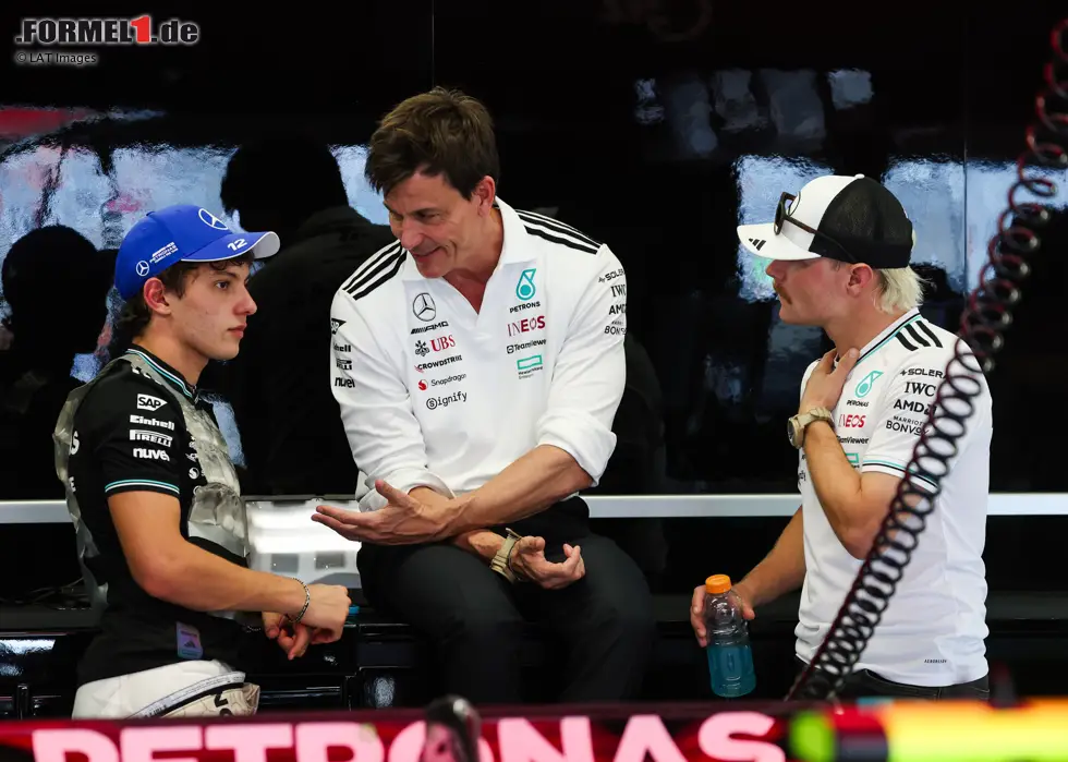 Foto zur News: Andrea Kimi Antonelli (Mercedes), Toto Wolff und Valtteri Bottas
