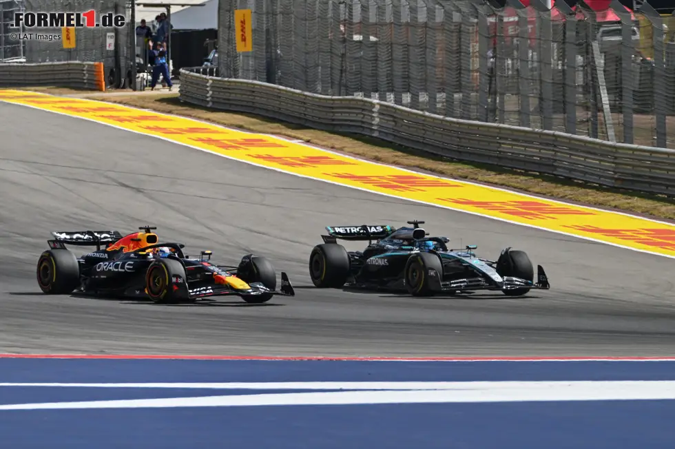 Foto zur News: Max Verstappen (Red Bull) und George Russell (Mercedes)