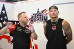 Foto zur News: Haas-Mitarbeiter mit Kane Brown