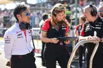 Foto zur News: Haas-Teamchef Ayao Komatsu, im Hintergrund Laura Müller
