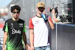 Foto zur News: Gabriel Bortoleto (Sauber) und Oliver Bearman (Haas)