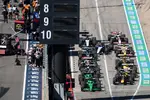 Foto zur News: Nico Hülkenberg (Sauber) und Max Verstappen (Red Bull)