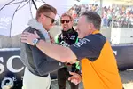 Foto zur News: Nico Hülkenberg (Sauber) und Zak Brown (McLaren)