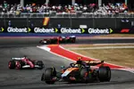 Foto zur News: Lando Norris (McLaren) und Charles Leclerc (Ferrari)