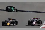 Foto zur News: Yuki Tsunoda (Red Bull) und Oliver Bearman (Haas)