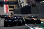 Foto zur News: Oscar Piastri (McLaren) und George Russell (Mercedes)