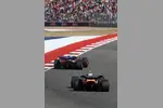 Foto zur News: Lando Norris (McLaren) und Charles Leclerc (Ferrari)