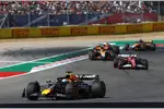 Foto zur News: Max Verstappen (Red Bull), Charles Leclerc (Ferrari) und Lando Norris (McLaren)