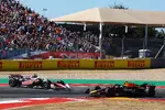 Foto zur News: Oliver Bearman (Haas) und Yuki Tsunoda (Red Bull)