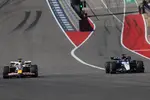 Foto zur News: Alexander Albon (Williams) und Isack Hadjar (Racing Bulls)