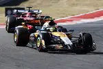 Foto zur News: Lando Norris (McLaren) und Charles Leclerc (Ferrari)