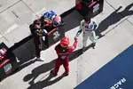 Foto zur News: Lando Norris (McLaren) und Charles Leclerc (Ferrari)