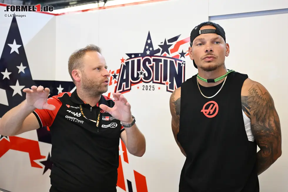 Foto zur News: Haas-Mitarbeiter mit Kane Brown
