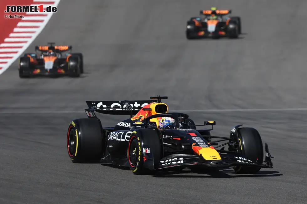 Foto zur News: Max Verstappen (Red Bull), Oscar Piastri (McLaren) und Lando Norris (McLaren)