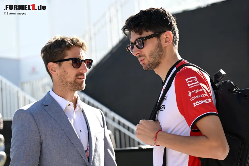 Foto zur News: Romain Grosjean mit Esteban Ocon (Haas)