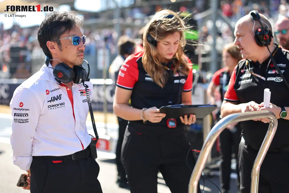 Foto zur News: Haas-Teamchef Ayao Komatsu, im Hintergrund Laura Müller