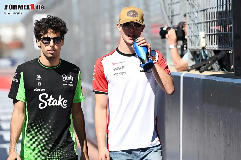 Foto zur News: Gabriel Bortoleto (Sauber) und Oliver Bearman (Haas)