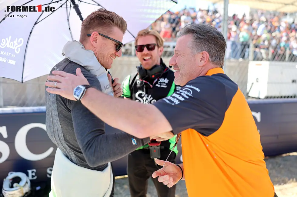 Foto zur News: Nico Hülkenberg (Sauber) und Zak Brown (McLaren)