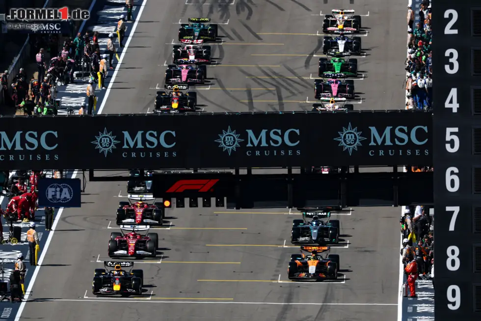 Foto zur News: Max Verstappen (Red Bull) und Lando Norris (McLaren)