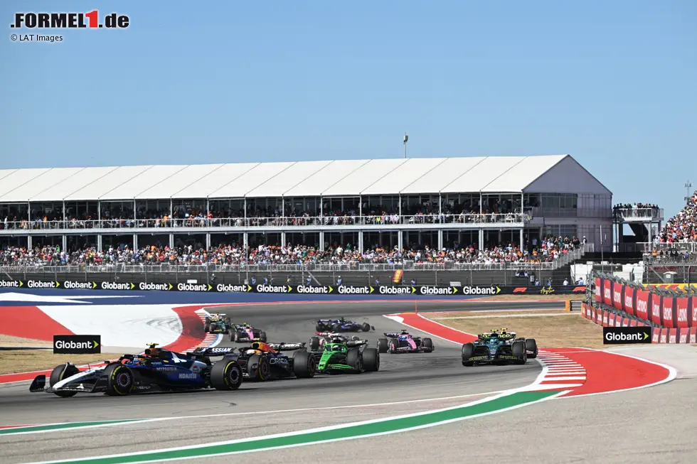 Foto zur News: Franco Colapinto (Alpine) und Yuki Tsunoda (Red Bull)