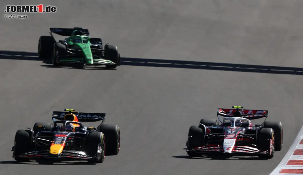 Foto zur News: Yuki Tsunoda (Red Bull) und Oliver Bearman (Haas)