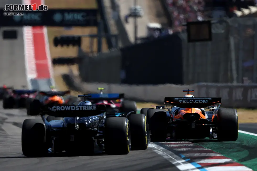 Foto zur News: Oscar Piastri (McLaren) und George Russell (Mercedes)