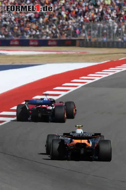 Foto zur News: Lando Norris (McLaren) und Charles Leclerc (Ferrari)