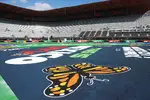 Foto zur News: Asphalt-Bilder im Stadionbereich von Mexiko