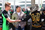 Foto zur News: Nico Hülkenberg (Sauber) mit Mario Achi
